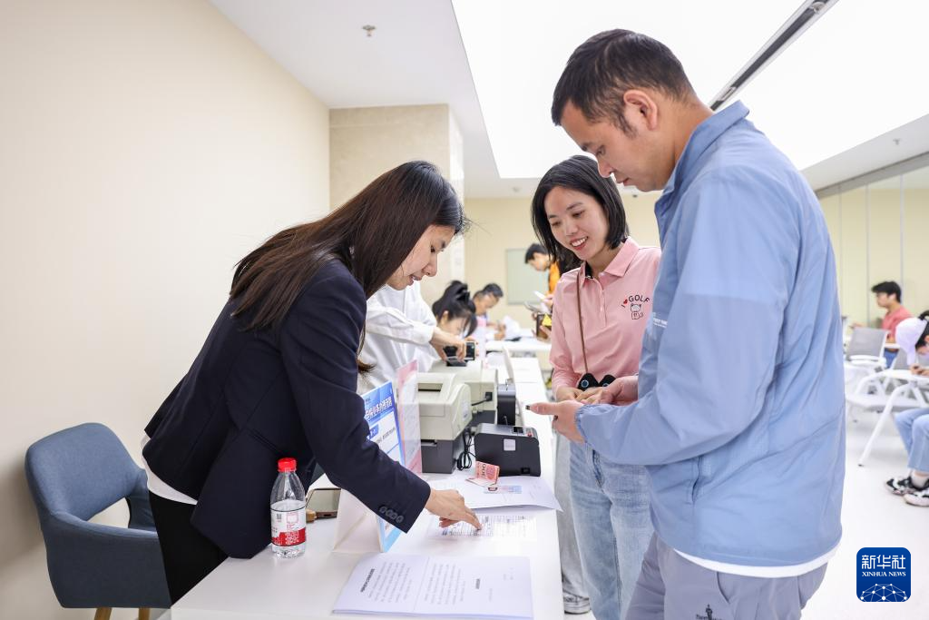 浙江杭州：电报业务即将退市 通信爱好者排队发报
