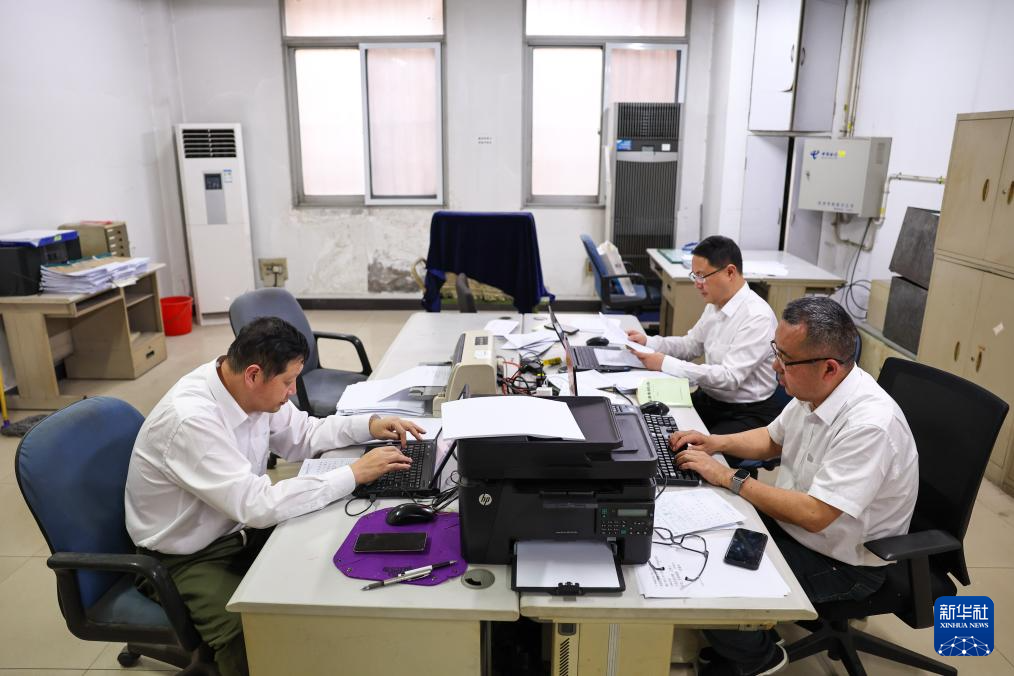 浙江杭州：电报业务即将退市 通信爱好者排队发报